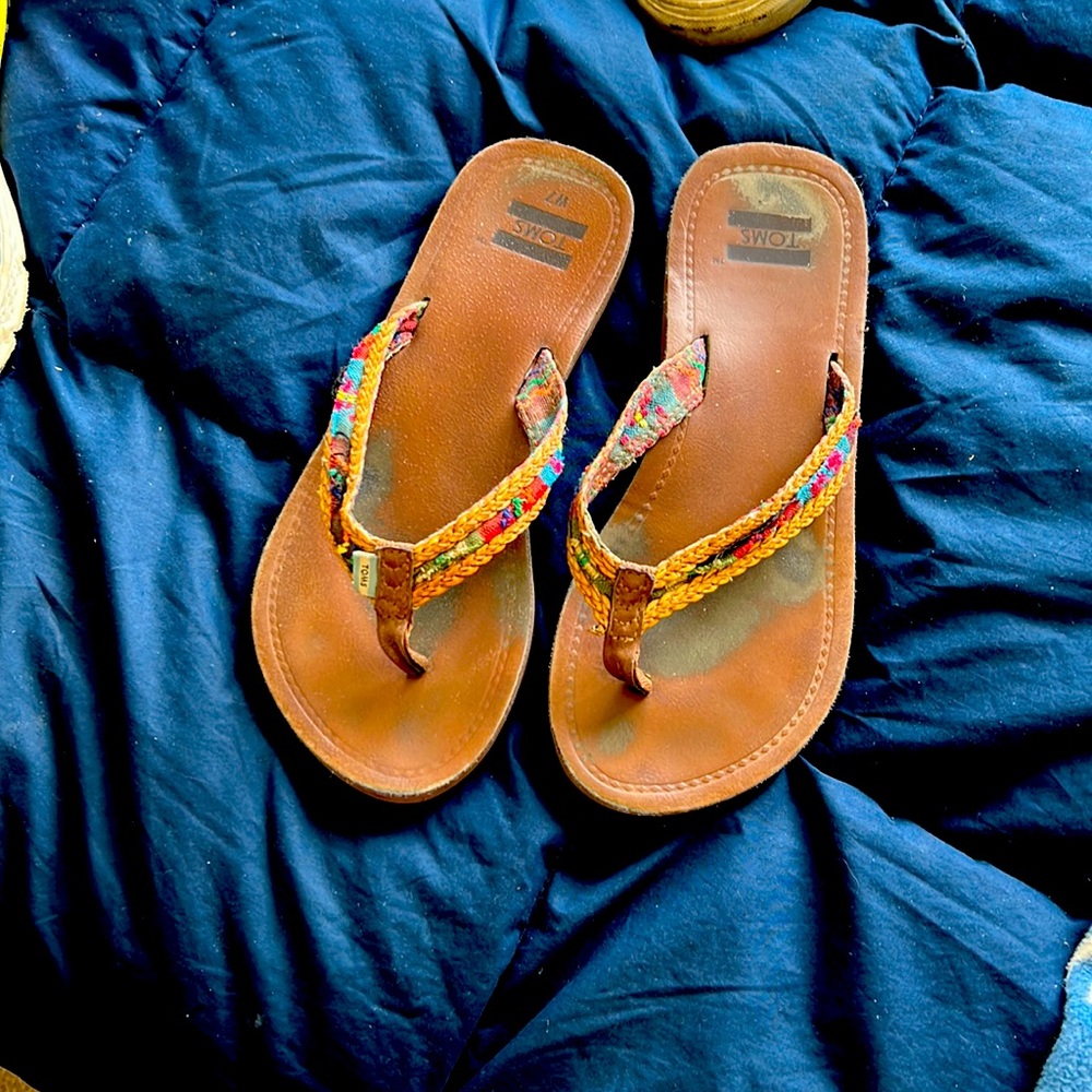Toms flip flops size 7